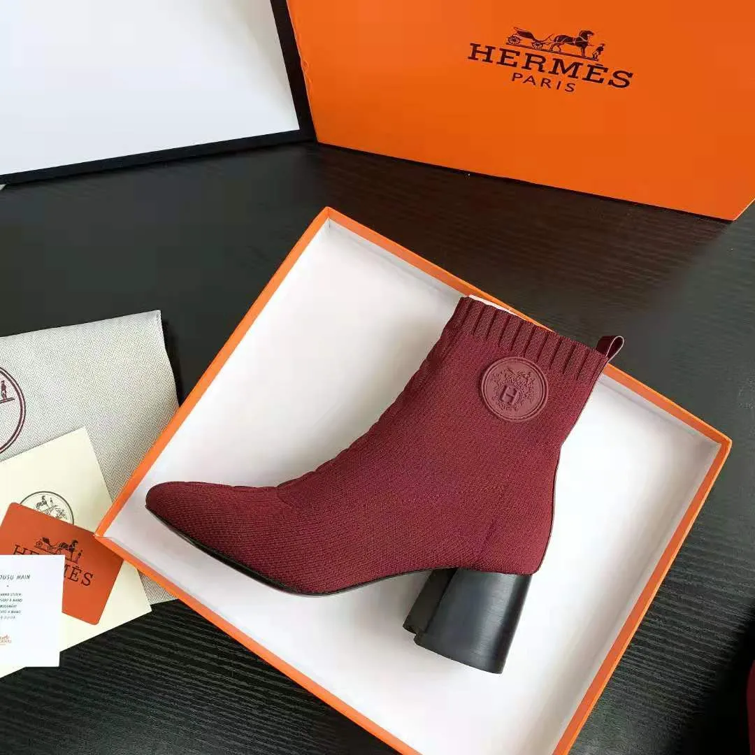👟👟Ex-factory price 460👟👟 Hermes Hermes early autumn new model, the highest version on the market! Original board 1:1 purchasing level quality.  This is the youngest item from the H family this season! It’s just right to wear this season, it looks great on your feet and looks particularly slender 🌹 Fabric: Original 1:1 molded imported knitted upper, sheepskin lining. The heel is the latest molded horseshoe heel this year, with a heel height of 6.5cm 🌹 Size number: 34-41 (34.40 41/42 customized) 🌹 Outsole: Rubber sole and genuine leather sole optional 🌹Color: black, white, blue, burgundy 🌹Packaging with cloth bag certificate